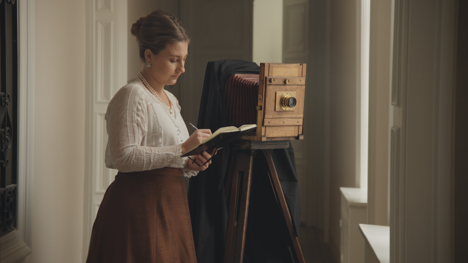 03 Reenactment Isabella mit Plattenkamera