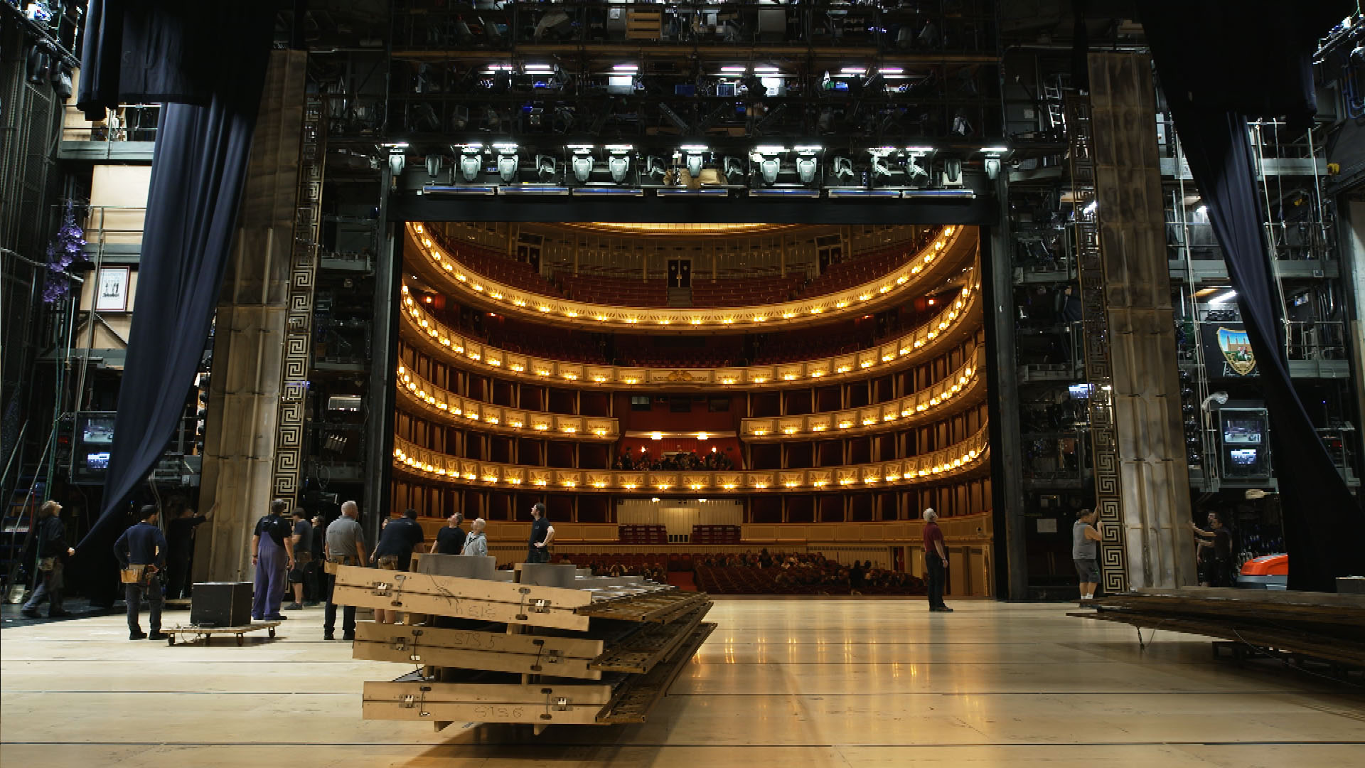 Bild9 Arbeiten hinter der Buehne Copyright Clever Contents