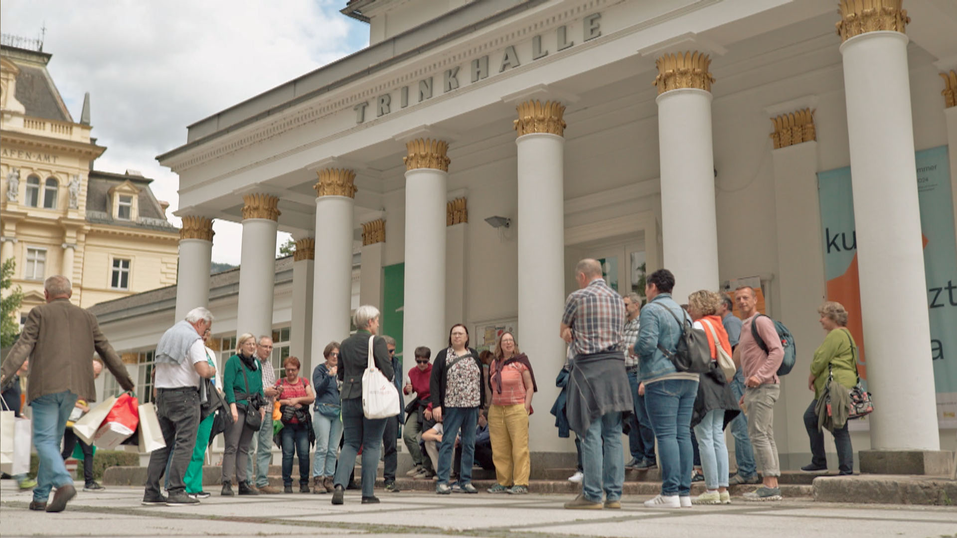 Menschen Trinkhalle aussen