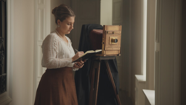 03 Reenactment Isabella mit Plattenkamera