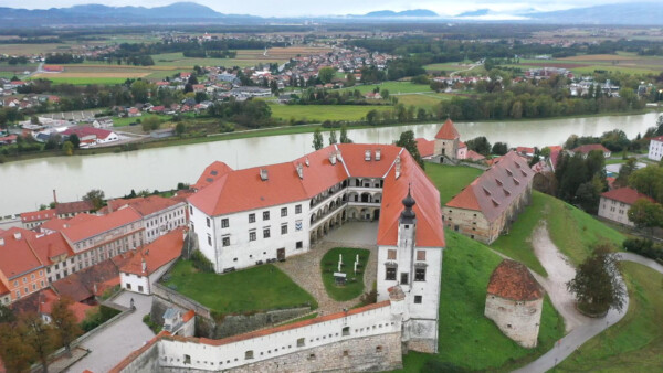 04 Blick auf die Burg von Ptuj