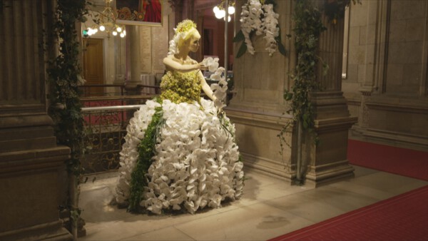 06 Blumenball kunstvolle Deko Wiener Baelle