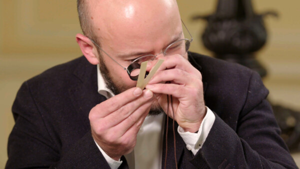 06 Simon Weber Unger untersucht Inhalt des Necessaires