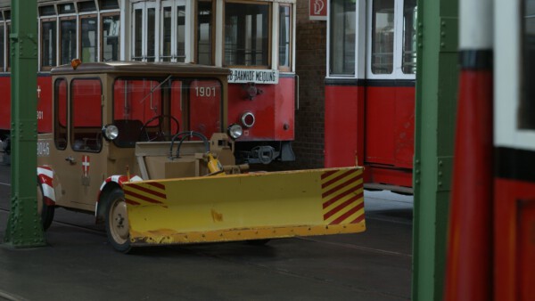 10 Remise altes Schneeräumfahrzeug