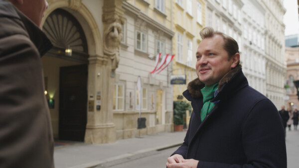 17 Peter A Bauer führt Karl Hohenlohe durch sein liebevoll saniertes Palais Erdödy Fürstenberg