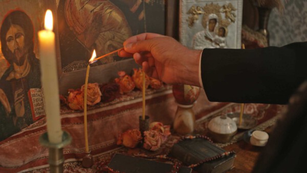 3 Das Ende der Dynastien Fuerst Lobanov beim Beten