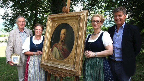 WSS_69_Herr_Nahmer_mit_Elfenbeinbildern_Frau_Blaschegg_mit_Kaisergemälde_Dimitra_Reimüller_09