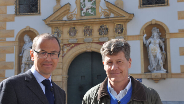 Kari-Dr.-Wolfgang-Muchitsch-Wissenschaftlicher-Leiter-Joanneum-Graz-vor-barocker-Fassade-des-Zeughauses