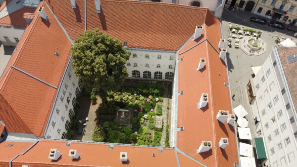 Ad R129 05 Eine verborgene Idylle mitten in der Stadt Der Hof des Franziskanerklosters