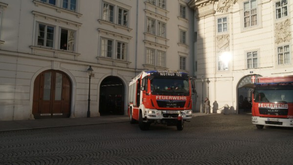 Ad R132 09 Feuerwehrzentrale am Hof