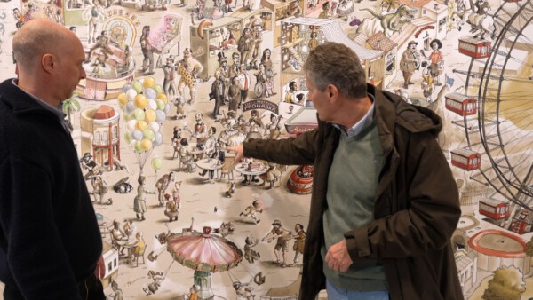 Ad R133 02 Olaf Osten und Karl Hohenlohe vor dem Wimmelbild im Foyer des Pratermuseums