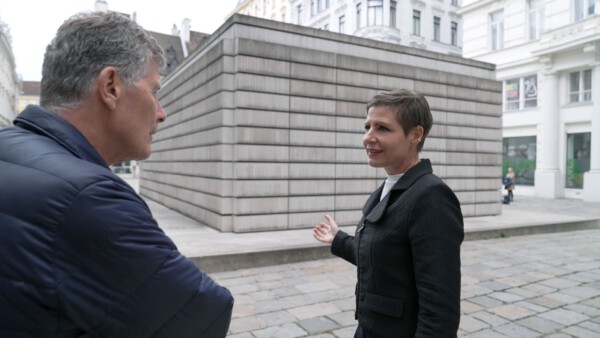 Ad R141 04 Karl Hohenlohe und die Direktorin des juedischen Museums Barbara Staufinger auf dem Judenplatz