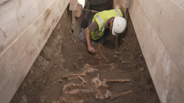 Bild 02 Archaeologen bei Fund in Kuenette