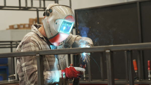 Bild3 Schlosser mit Maske Copyright Clever Contents