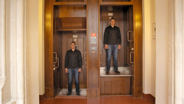 Dejan-Rosic-Bürgerdienst-im-Pater-Noster-des-Rathauses