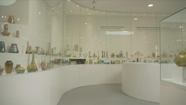 Glaspavillion des Museums in Kamenický Šenov in Tschechien innen