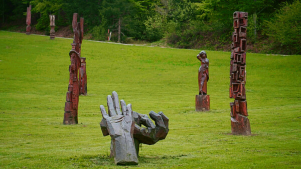 IKE GURKTAL Skulpturengarten Schloss Albek