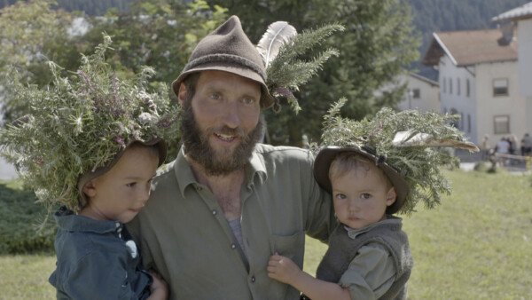 IKE Stanzertal Der Hirte Peter Erath nach dem Almabtrieb mit seinen jüngsten Kindern