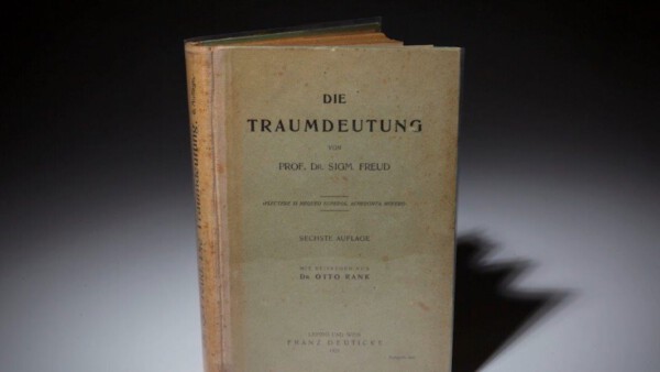 KQ Träume Pressefoto 23 Traumdeutung Buch