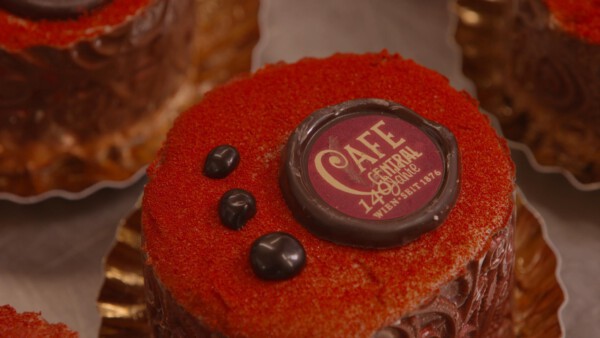VHH_Glanz-des-alten-Adels_05_Café-Central-Torte- -Clever-Contents-Filmproduktion