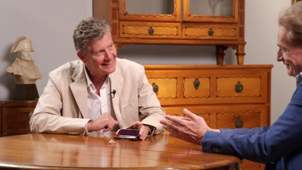 WSS113 09 Karl Hohenlohe mit einem Objekt aus seinem Besitz