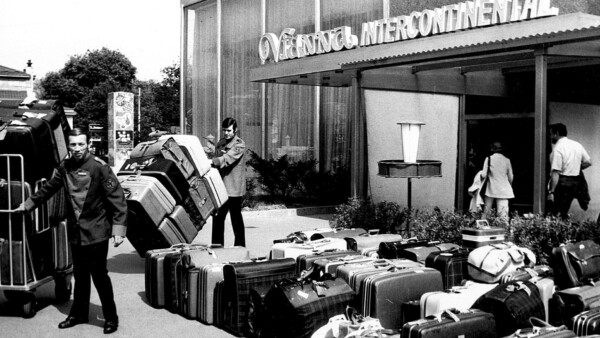 Entrance-with-luggage_s